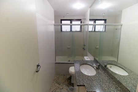 Apartamento à venda com 170m², 4 quartos e 2 vagas Apartamento à venda com 170m², 4 quartos e 2 vagasBanheiro da Suíte
