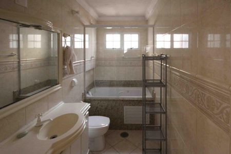 Apartamento à venda com 140m², 2 quartos e 2 vagas Apartamento à venda com 140m², 2 quartos e 2 vagasBanheiro da Suite