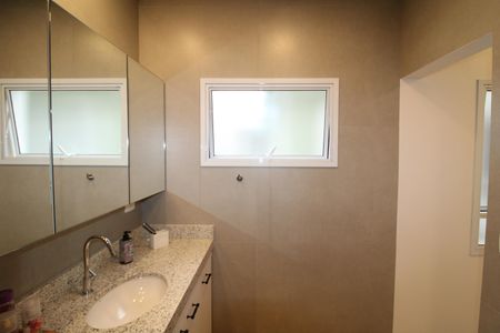 Casa à venda com 160m², 2 quartos e 2 vagasBanheiro Suíte 1