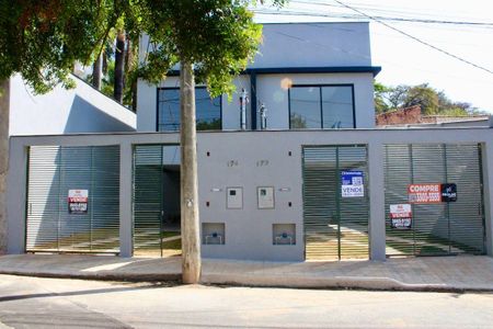 Casa à venda com 180m², 3 quartos e 4 vagas Casa à venda com 180m², 3 quartos e 4 vagasFachada