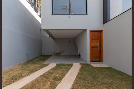 Casa à venda com 180m², 3 quartos e 4 vagas Casa à venda com 180m², 3 quartos e 4 vagasGaragem