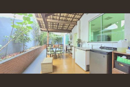 Casa de condomínio à venda com 320m², 3 quartos e 10 vagas Casa de condomínio à venda com 320m², 3 quartos e 10 vagasÁrea Externa