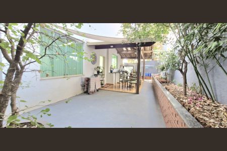 Casa de condomínio à venda com 320m², 3 quartos e 10 vagas Casa de condomínio à venda com 320m², 3 quartos e 10 vagasÁrea Externa