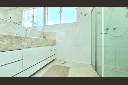 Casa de condomínio à venda com 320m², 3 quartos e 10 vagas Casa de condomínio à venda com 320m², 3 quartos e 10 vagasBanheiro da Suíte 2