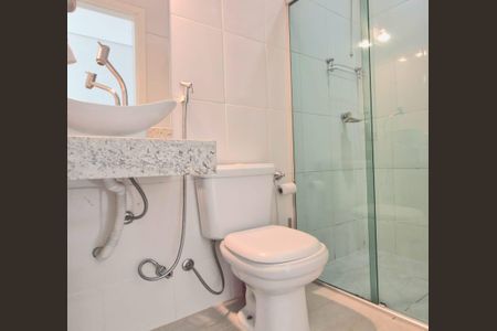 Casa de condomínio à venda com 320m², 3 quartos e 10 vagas Casa de condomínio à venda com 320m², 3 quartos e 10 vagasBanheiro social 2