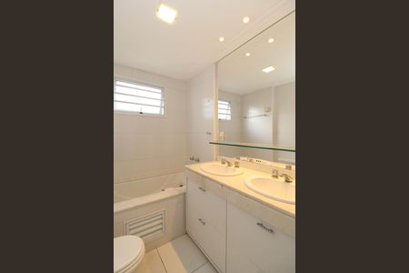 Apartamento à venda com 139m², 3 quartos e 3 vagas Apartamento à venda com 139m², 3 quartos e 3 vagasBanheiro da Suíte 1