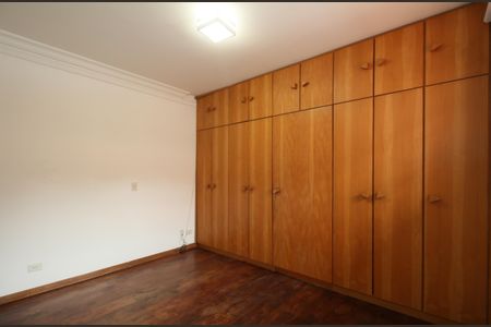 Casa à venda com 960m², 4 quartos e 10 vagas Casa à venda com 960m², 4 quartos e 10 vagasSuíte 2