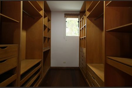 Casa à venda com 960m², 4 quartos e 10 vagas Casa à venda com 960m², 4 quartos e 10 vagasCloset 1 Suíte Master
