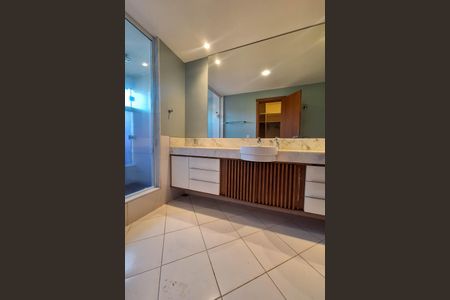Casa de condomínio à venda com 531m², 4 quartos e 2 vagas Casa de condomínio à venda com 531m², 4 quartos e 2 vagasBanheiro da Suíte 1