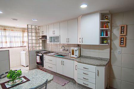 Apartamento à venda com 225m², 3 quartos e 4 vagas Apartamento à venda com 225m², 3 quartos e 4 vagasCozinha e Área de Serviço