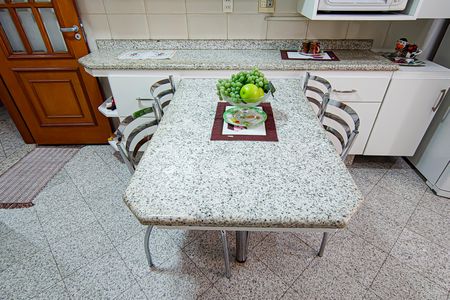 Apartamento à venda com 225m², 3 quartos e 4 vagas Apartamento à venda com 225m², 3 quartos e 4 vagasCozinha e Área de Serviço