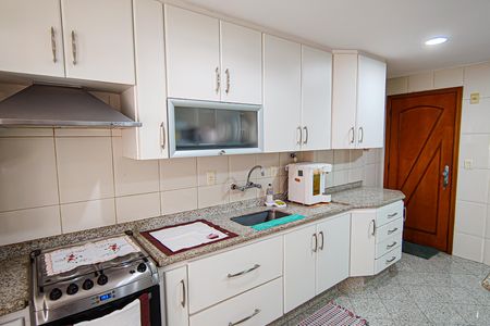 Apartamento à venda com 225m², 3 quartos e 4 vagas Apartamento à venda com 225m², 3 quartos e 4 vagasCozinha e Área de Serviço