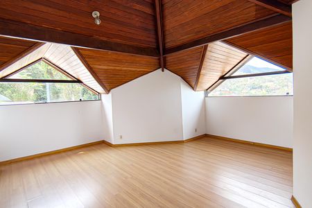 Casa à venda com 587m², 3 quartos e 4 vagas Casa à venda com 587m², 3 quartos e 4 vagasCobertura