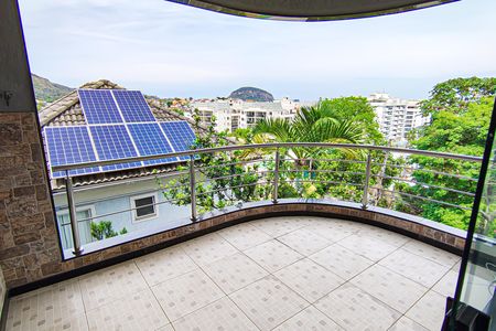 Casa à venda com 587m², 3 quartos e 4 vagas Casa à venda com 587m², 3 quartos e 4 vagasVaranda da Suíte 1