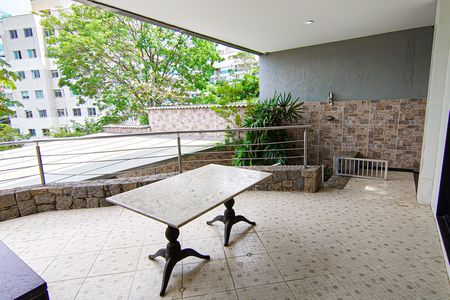 Casa à venda com 587m², 3 quartos e 4 vagas Casa à venda com 587m², 3 quartos e 4 vagasTerraço