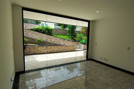 Casa à venda com 587m², 3 quartos e 4 vagas Casa à venda com 587m², 3 quartos e 4 vagasSala 2