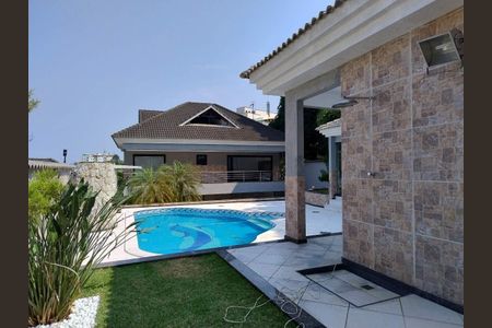 Casa à venda com 587m², 3 quartos e 4 vagas Casa à venda com 587m², 3 quartos e 4 vagasÁrea Externa