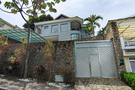 Casa à venda com 587m², 3 quartos e 4 vagas Casa à venda com 587m², 3 quartos e 4 vagasFachada