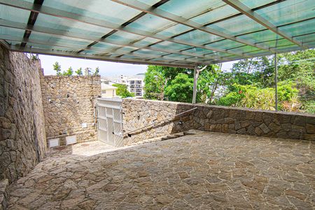 Casa à venda com 587m², 3 quartos e 4 vagas Casa à venda com 587m², 3 quartos e 4 vagasGaragem