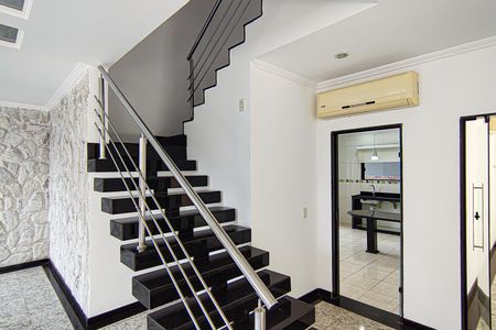 Casa à venda com 587m², 3 quartos e 4 vagas Casa à venda com 587m², 3 quartos e 4 vagasEscada