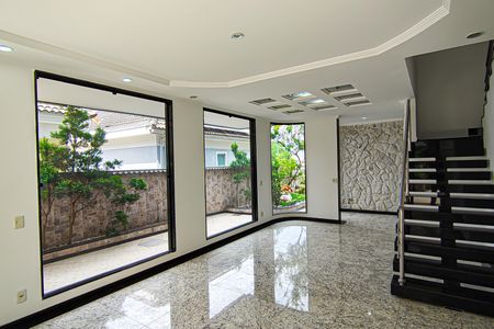 Casa à venda com 587m², 3 quartos e 4 vagas Casa à venda com 587m², 3 quartos e 4 vagasSala 1