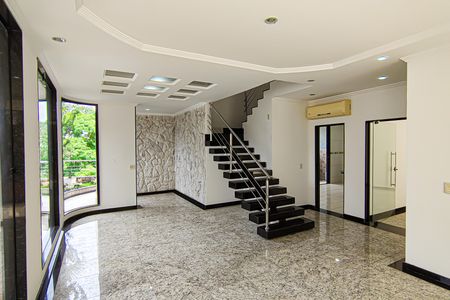 Casa à venda com 587m², 3 quartos e 4 vagas Casa à venda com 587m², 3 quartos e 4 vagasSala 1