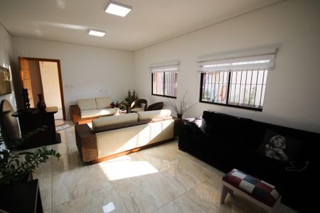 Casa para alugar com 184m², 4 quartos e 4 vagasSala