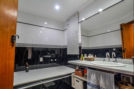 Casa à venda com 242m², 4 quartos e 2 vagas Casa à venda com 242m², 4 quartos e 2 vagasBanheiro da Suíte 2