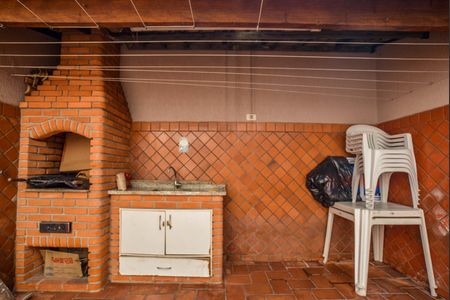 Casa à venda com 242m², 4 quartos e 2 vagas Casa à venda com 242m², 4 quartos e 2 vagasQuintal