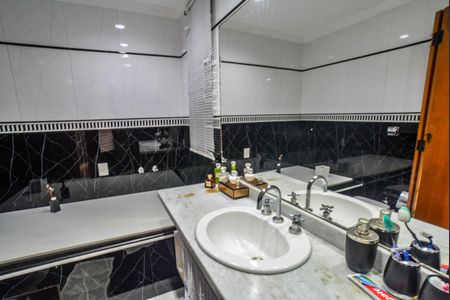 Casa à venda com 242m², 4 quartos e 2 vagas Casa à venda com 242m², 4 quartos e 2 vagasBanheiro da Suíte 2