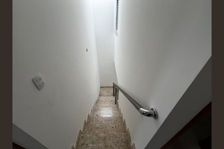Casa à venda com 100m², 3 quartos e 2 vagasEscada
