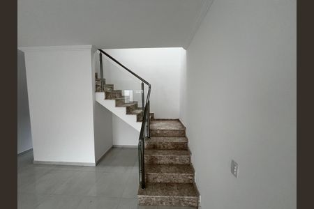 Casa à venda com 100m², 3 quartos e 2 vagasEscada