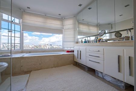 Apartamento à venda com 555m², 7 quartos e 6 vagasBanheiro da Suíte 1