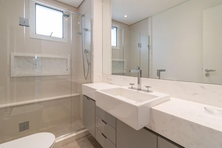 Apartamento à venda com 384m², 2 quartos e 4 vagas Apartamento à venda com 384m², 2 quartos e 4 vagasBanheiro da Suíte 2