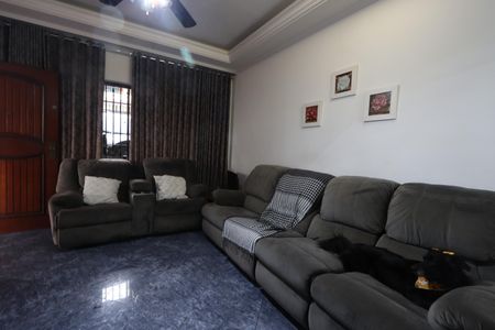 Casa à venda com 240m², 3 quartos e 4 vagasSala