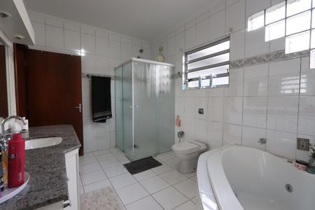 Casa à venda com 240m², 3 quartos e 4 vagasBanheiro da Suíte 2