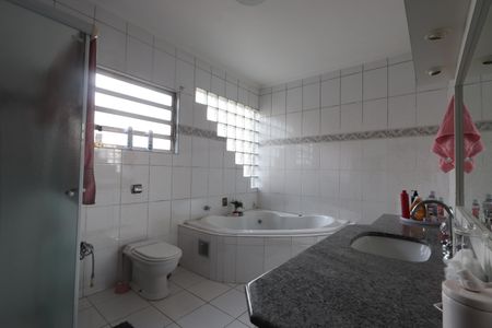 Casa à venda com 240m², 3 quartos e 4 vagasBanheiro da Suíte 2