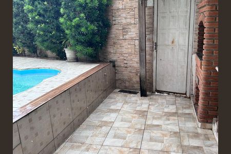 Casa à venda com 225m², 4 quartos e 3 vagas Casa à venda com 225m², 4 quartos e 3 vagasPiscina