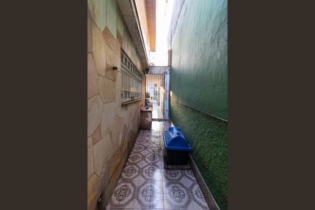 Casa à venda com 180m², 3 quartos e 2 vagasCorredor - Lateral