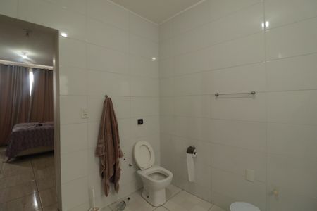 Casa à venda com 293m², 4 quartos e 6 vagasBanheiro da Suíte 2