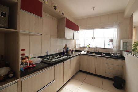 Casa à venda com 293m², 4 quartos e 6 vagasCozinha 