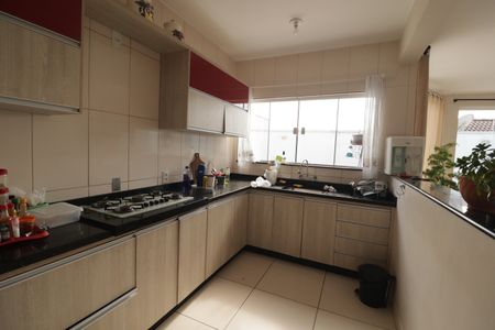 Casa à venda com 293m², 4 quartos e 6 vagasCozinha 