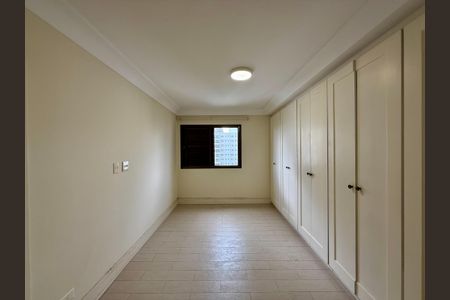 Apartamento à venda com 376m², 3 quartos e 4 vagas Apartamento à venda com 376m², 3 quartos e 4 vagasCloset da Suíte