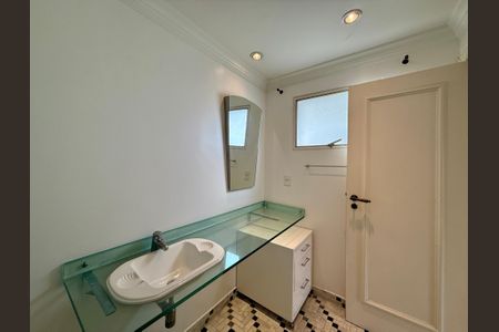 Apartamento à venda com 376m², 3 quartos e 4 vagas Apartamento à venda com 376m², 3 quartos e 4 vagasBanheiro 2 da Suíte
