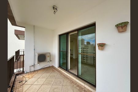 Apartamento à venda com 376m², 3 quartos e 4 vagas Apartamento à venda com 376m², 3 quartos e 4 vagasSacada da Sala 2