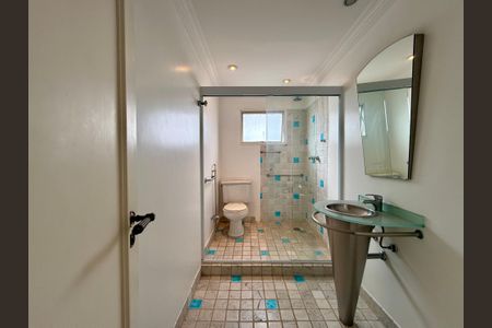 Apartamento à venda com 376m², 3 quartos e 4 vagas Apartamento à venda com 376m², 3 quartos e 4 vagasBanheiro 1 da Suíte