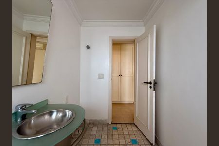 Apartamento à venda com 376m², 3 quartos e 4 vagas Apartamento à venda com 376m², 3 quartos e 4 vagasBanheiro 1 da Suíte