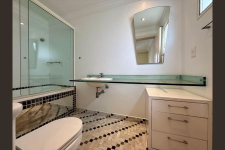 Apartamento à venda com 376m², 3 quartos e 4 vagas Apartamento à venda com 376m², 3 quartos e 4 vagasBanheiro 2 da Suíte