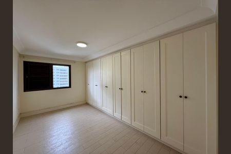 Apartamento à venda com 376m², 3 quartos e 4 vagas Apartamento à venda com 376m², 3 quartos e 4 vagasCloset da Suíte