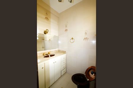 Casa à venda com 366m², 4 quartos e 6 vagasBanheiro Social